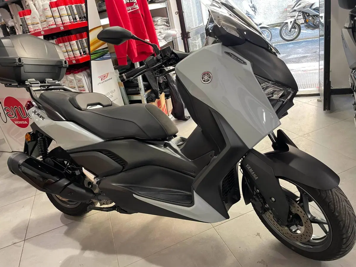 Yamaha X-Max 300 Tech Max+ (2025 - 26) (2)