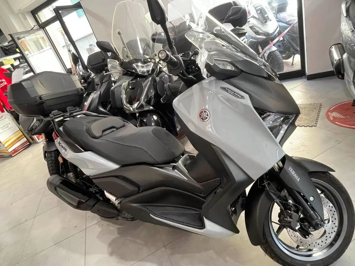 Yamaha X-Max 300 Tech Max+ (2025 - 26) (9)