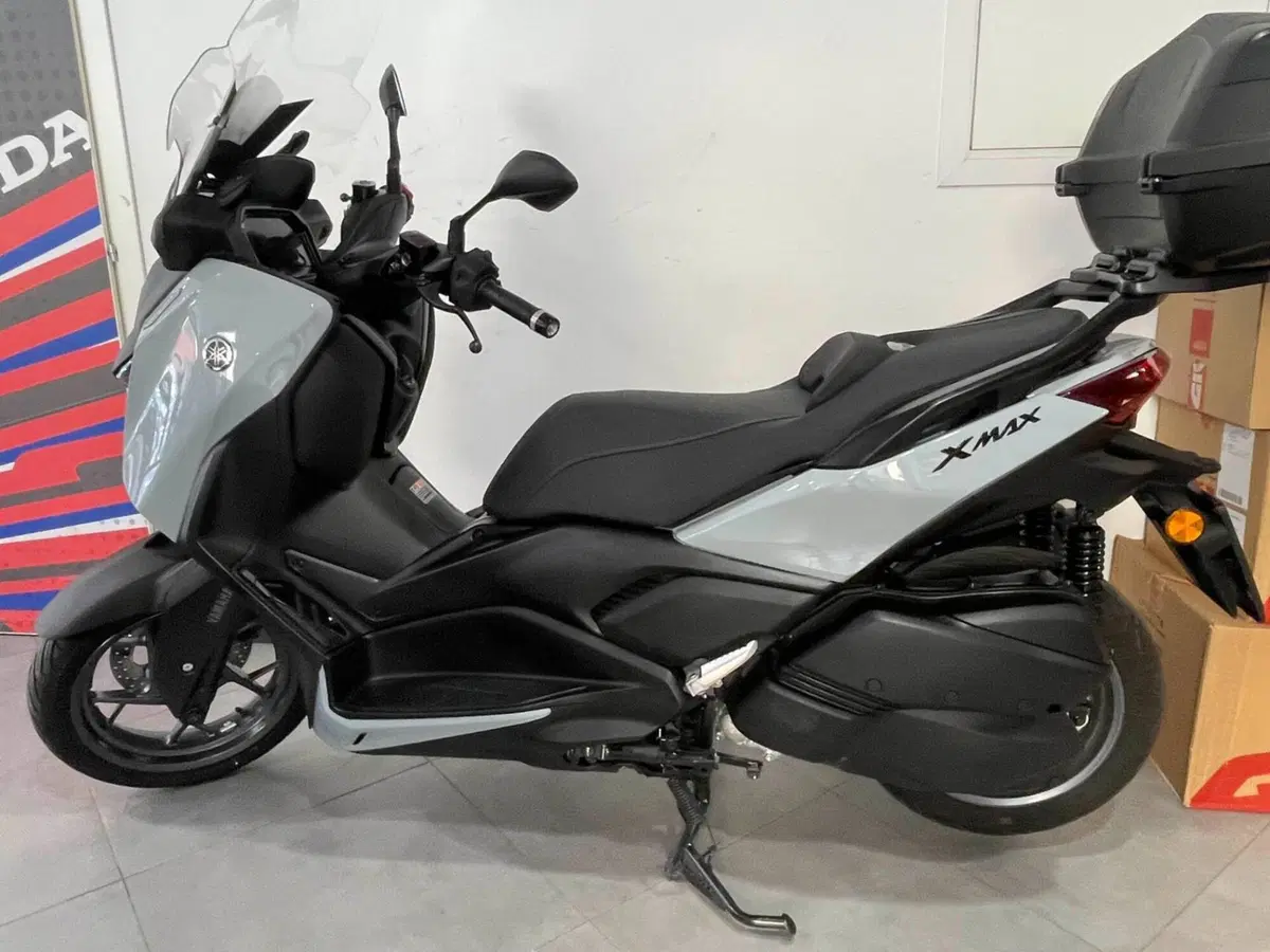 Yamaha X-Max 300 Tech Max+ (2025 - 26) (3)
