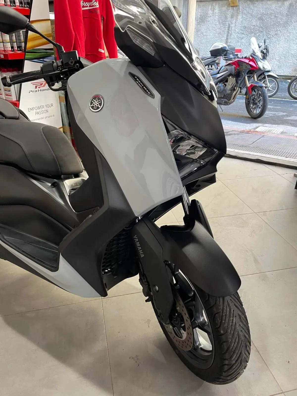 Yamaha X-Max 300 Tech Max+ (2025 - 26) (4)