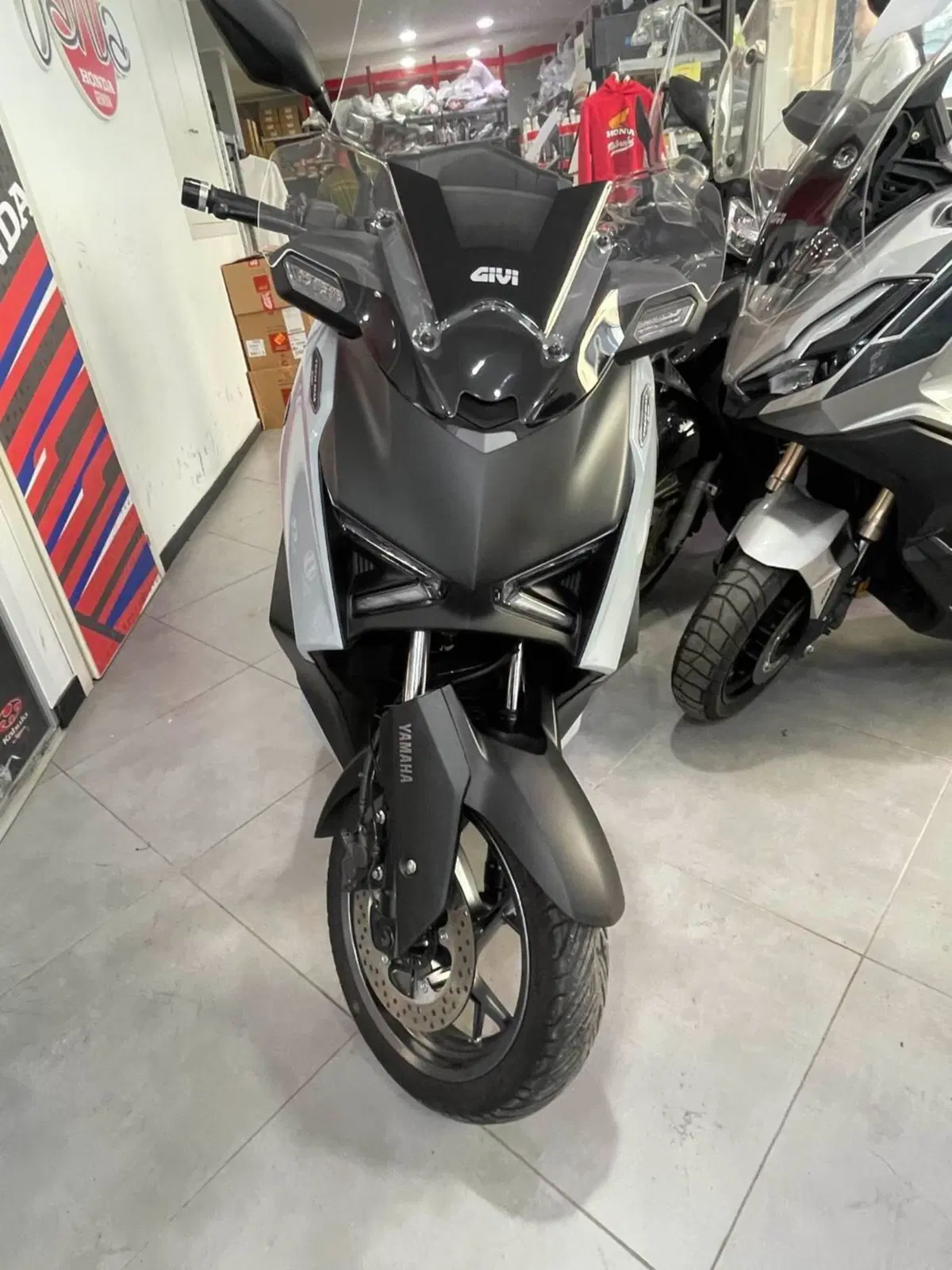 Yamaha X-Max 300 Tech Max+ (2025 - 26) (6)