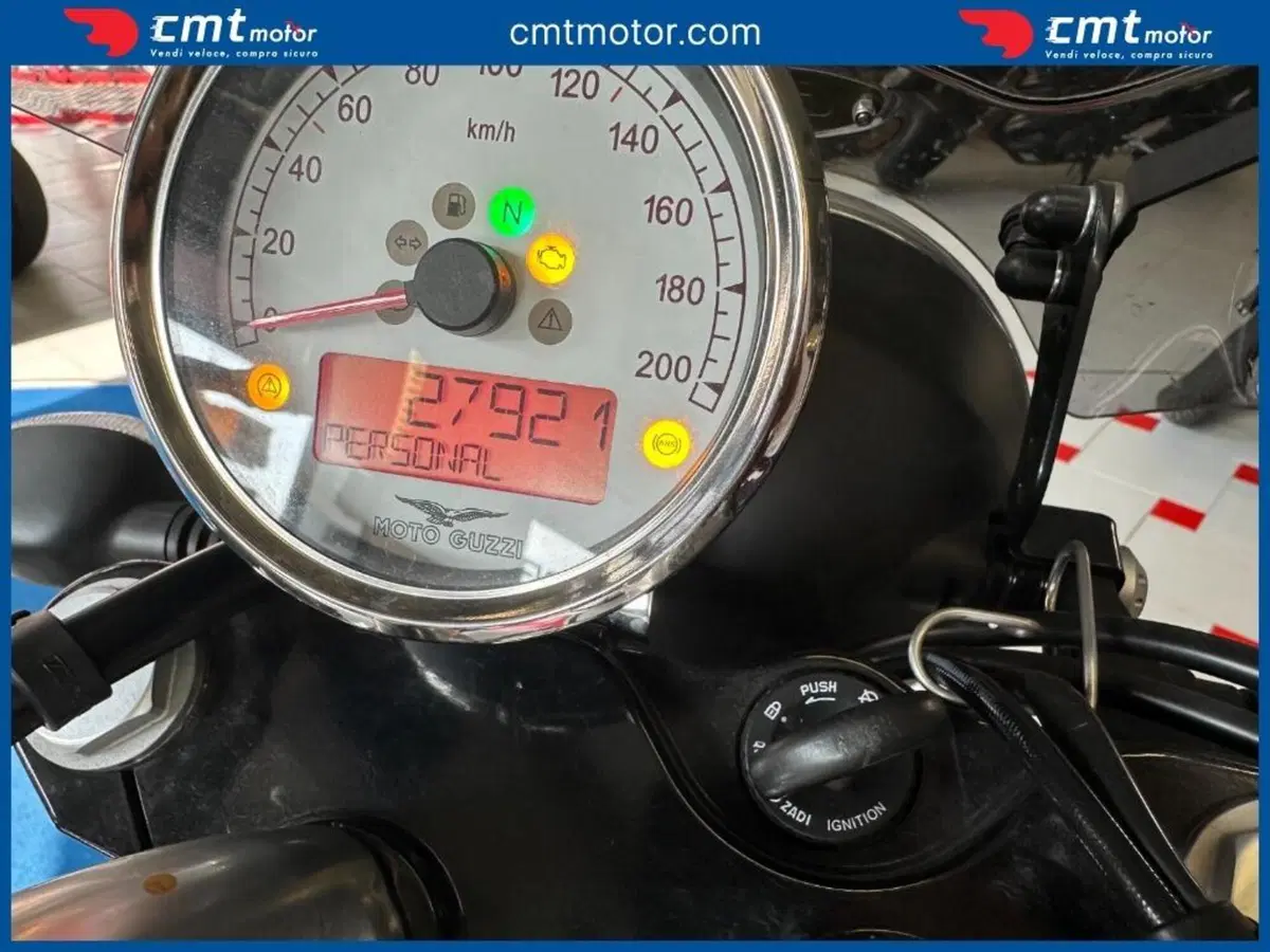 Moto Guzzi V9 Bobber (2016 - 18) (5)