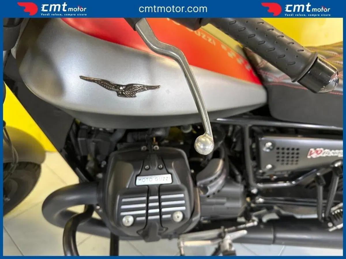 Moto Guzzi V9 Bobber (2016 - 18) (7)