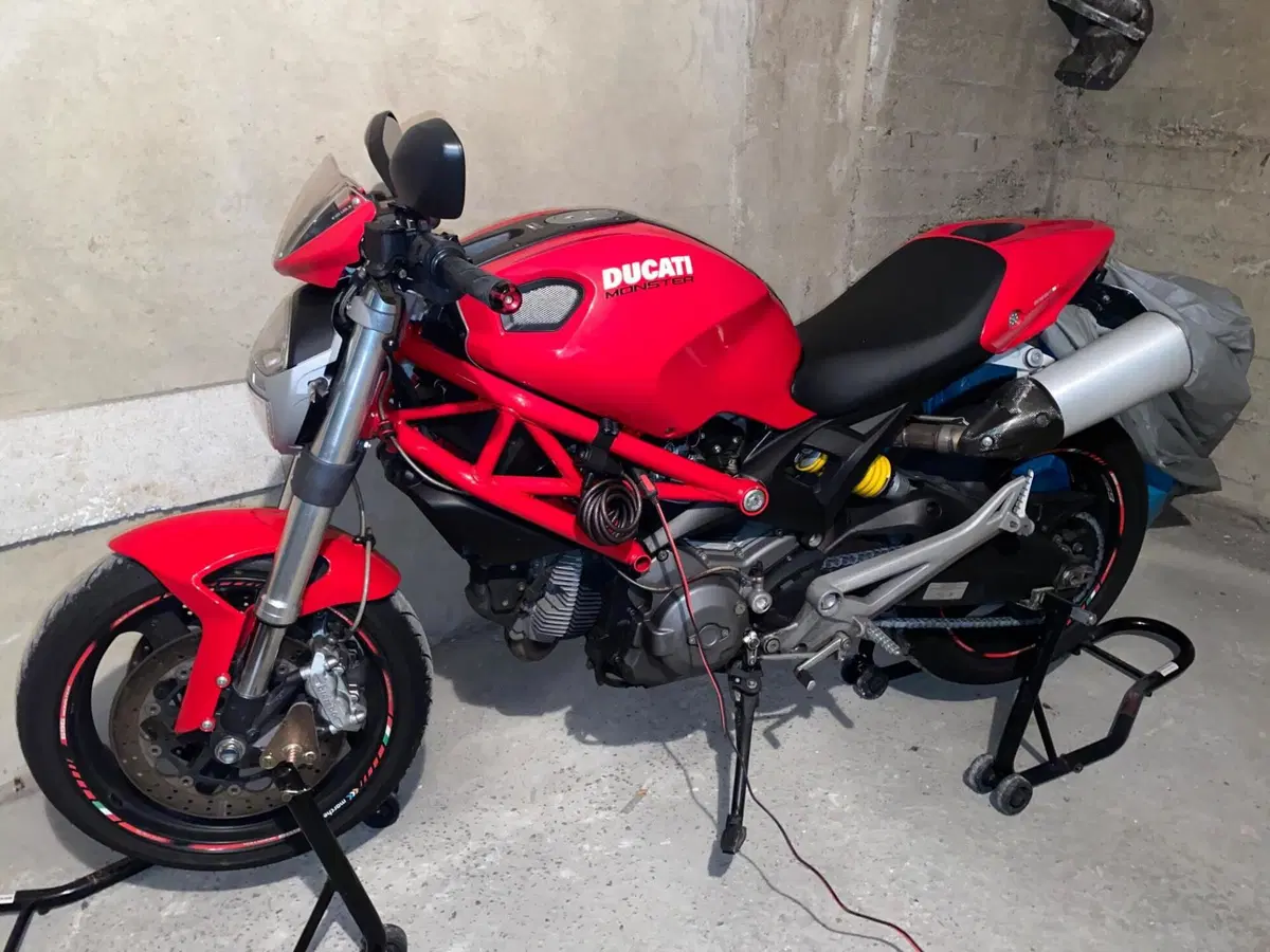 Ducati Monster 696 Plus (2007 - 14) (2)