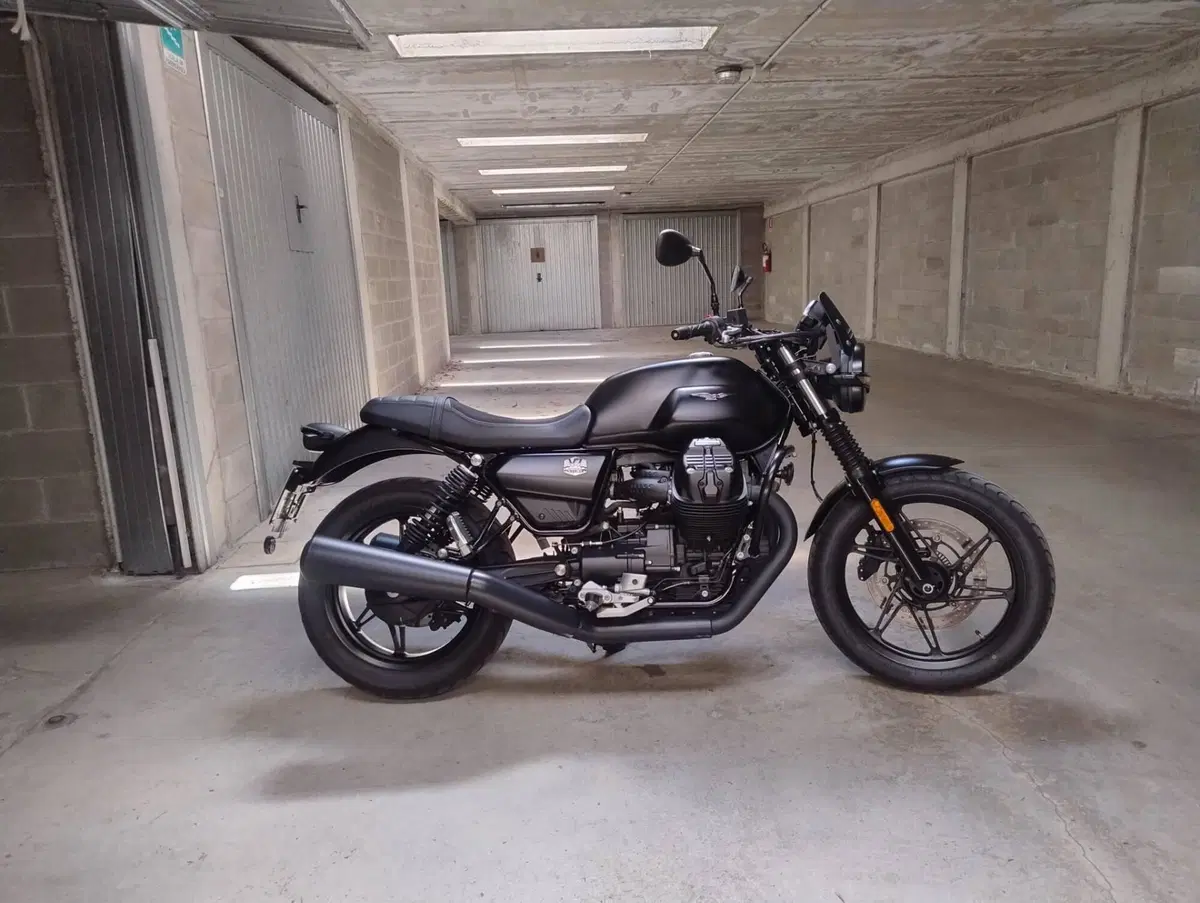 Moto Guzzi V7 Stone (2021 - 24) (2)