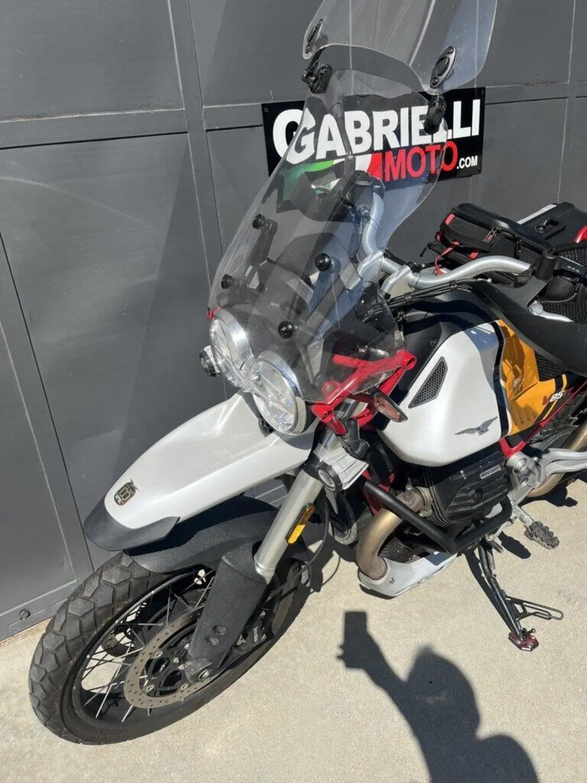 Moto Guzzi V85 TT Evocative Graphics (2021 - 23) (2)
