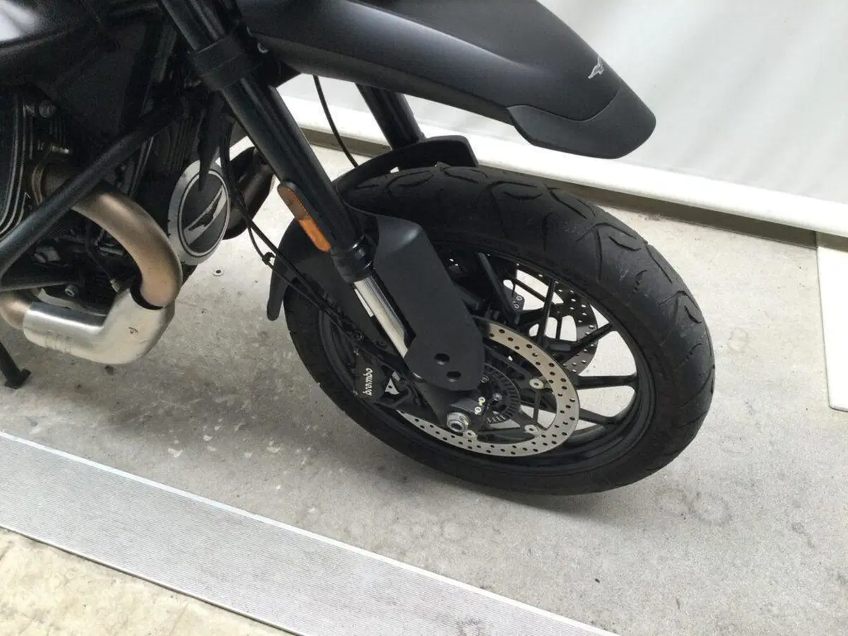 Moto Guzzi V85 Strada (2024 - 26) (4)