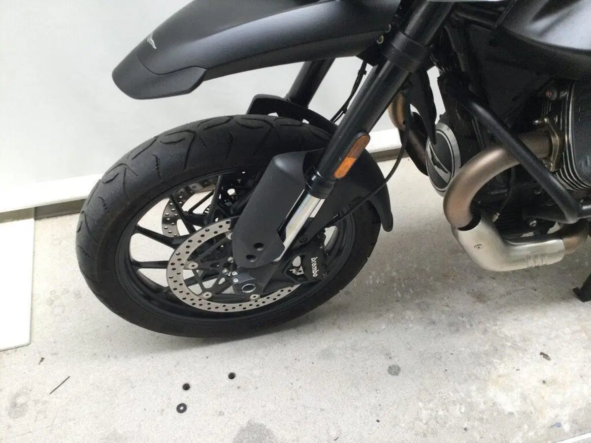 Moto Guzzi V85 Strada (2024 - 26) (8)