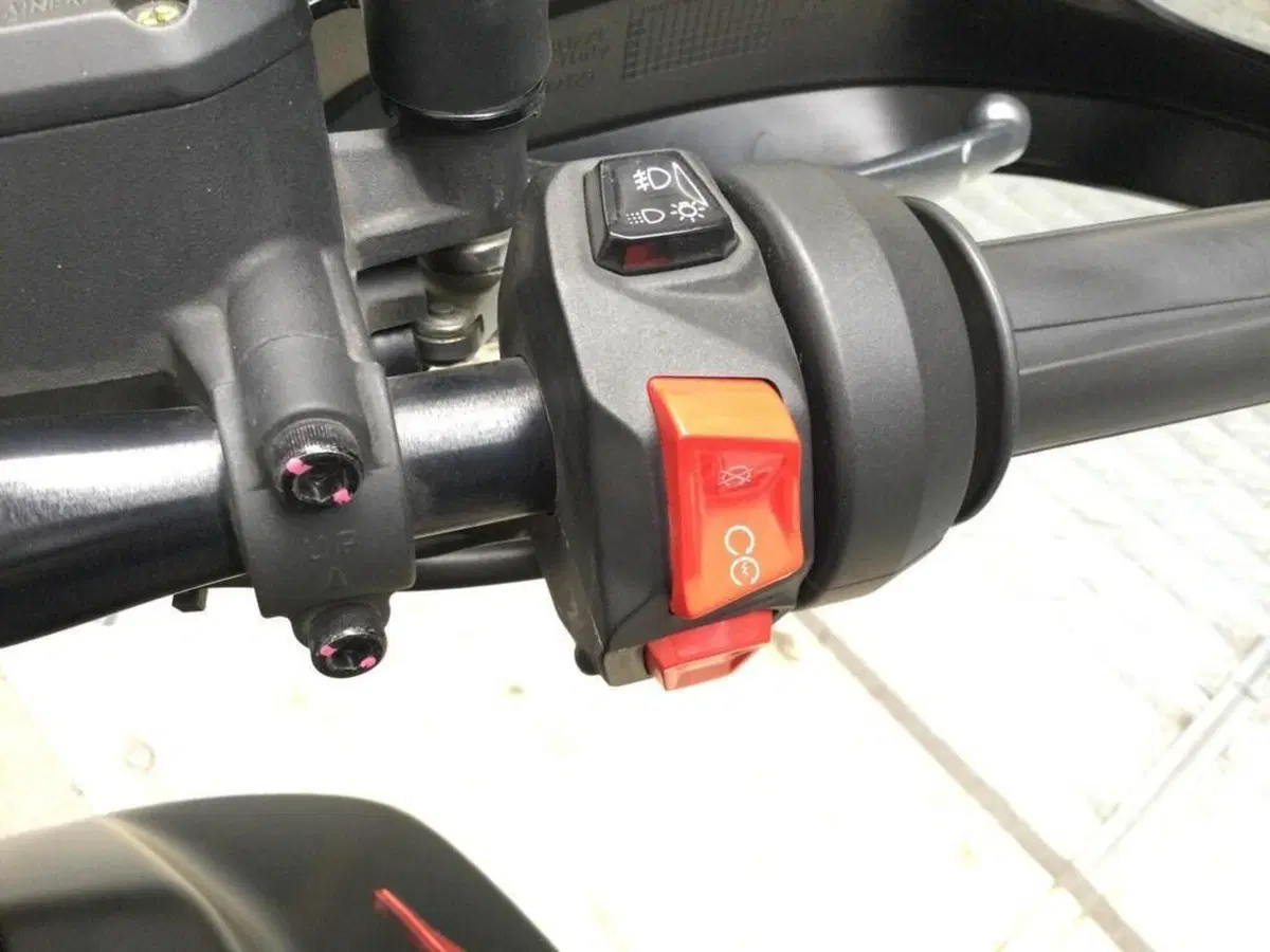 Moto Guzzi V85 Strada (2024 - 26) (13)