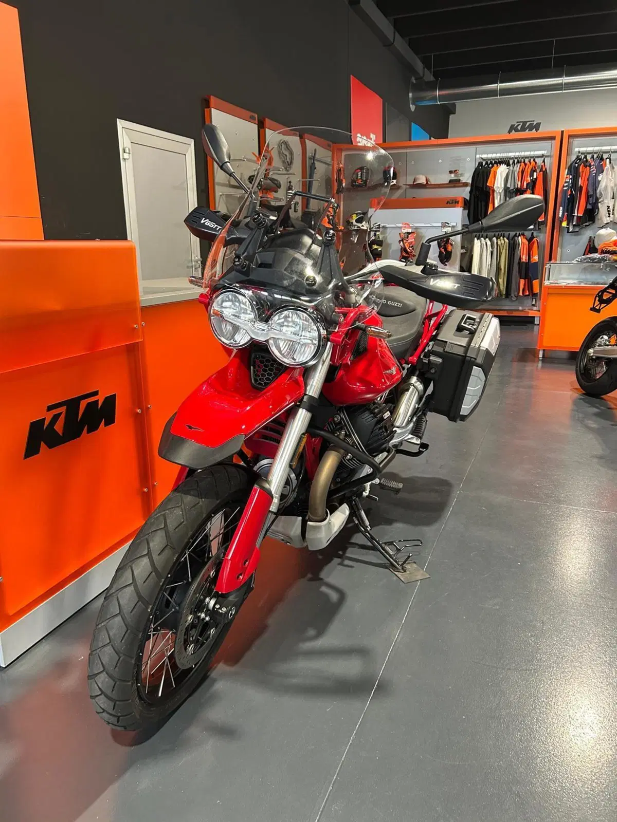 Moto Guzzi V85 TT (2021 - 23) (3)