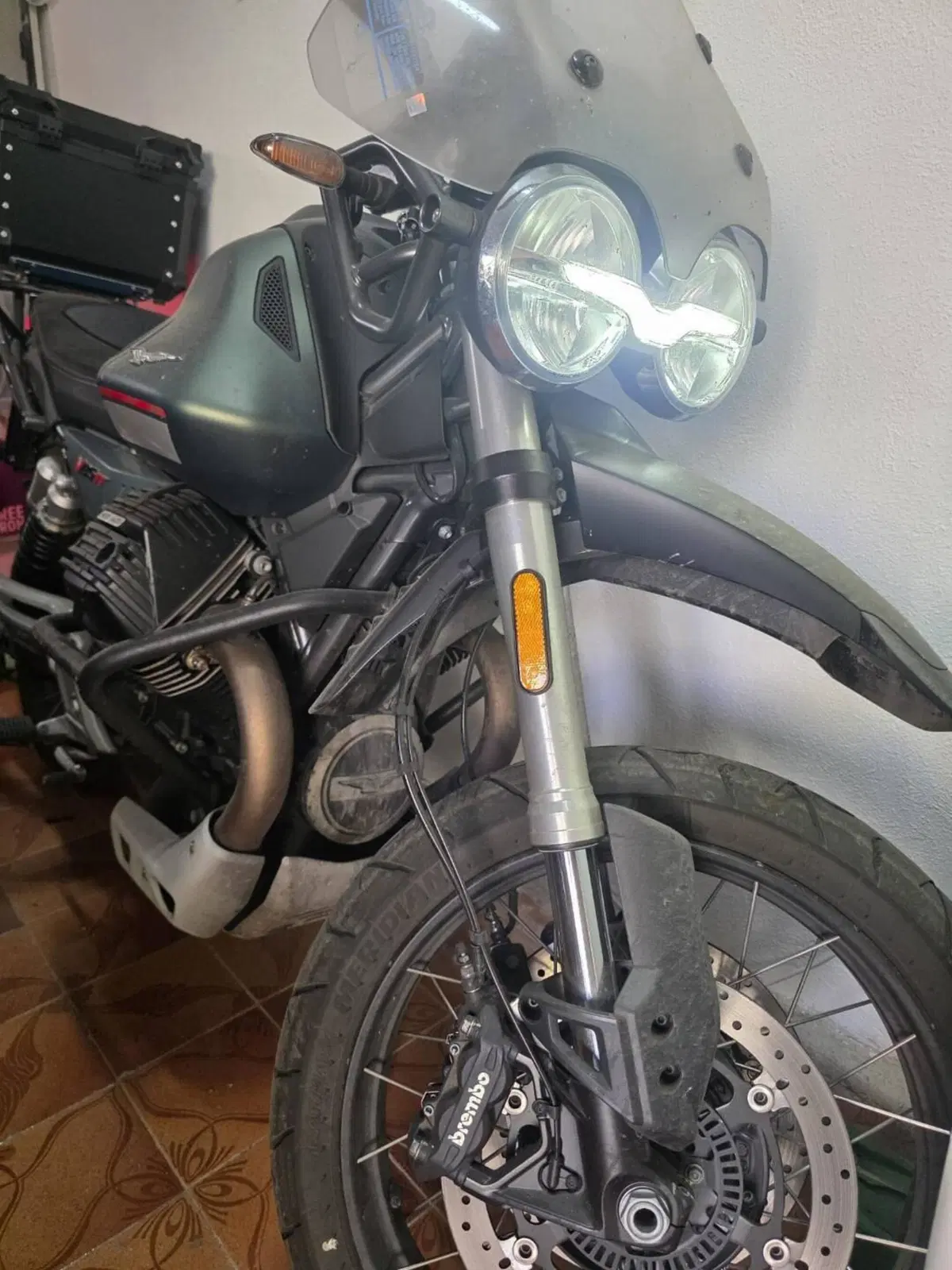Moto Guzzi V85 TT (2021 - 23) (2)