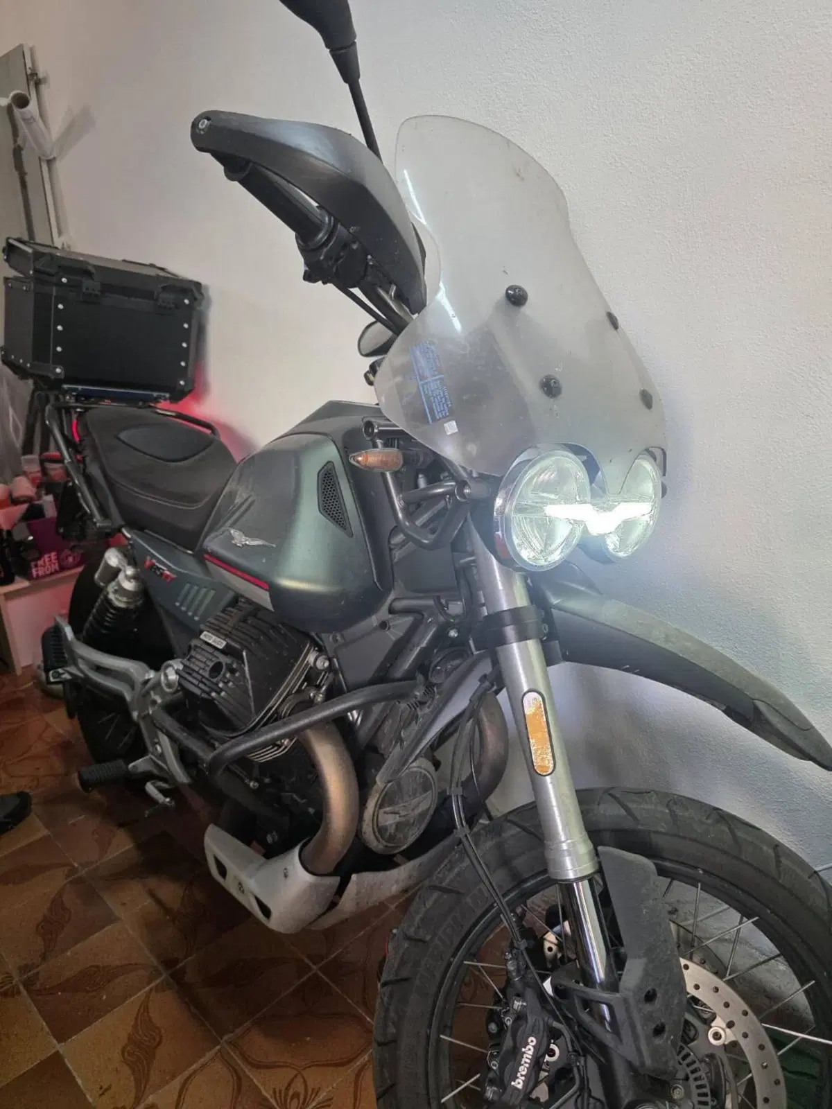 Moto Guzzi V85 TT (2021 - 23) (7)