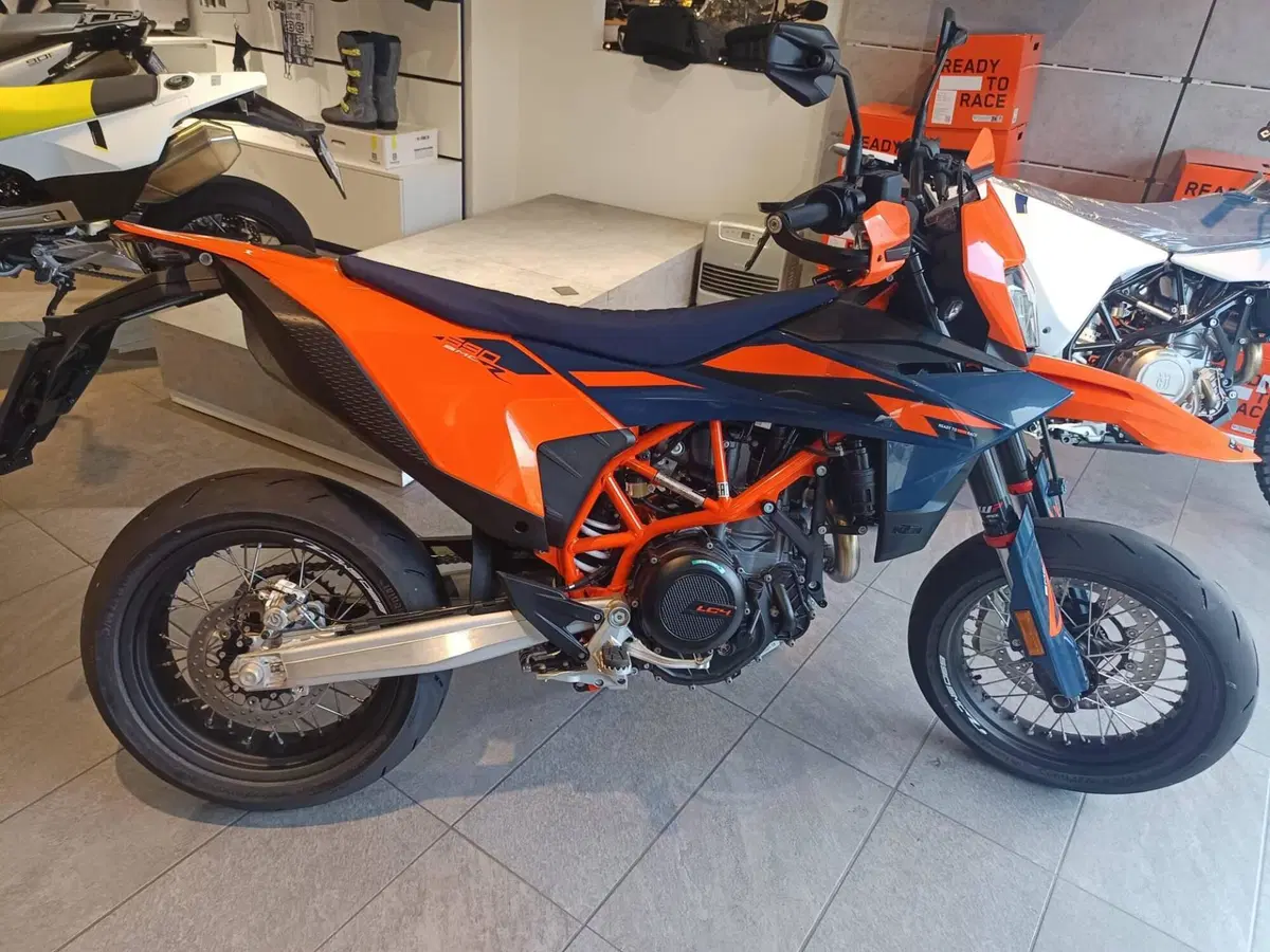 KTM 690 SMC R (2026) (2)