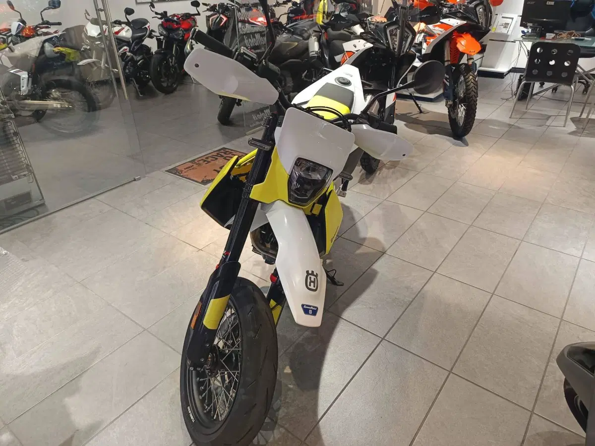 Husqvarna 701 Supermoto (2026) (2)