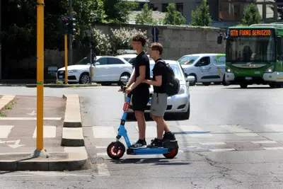 Roma, metà dei monopattini circolanti sono irregolari