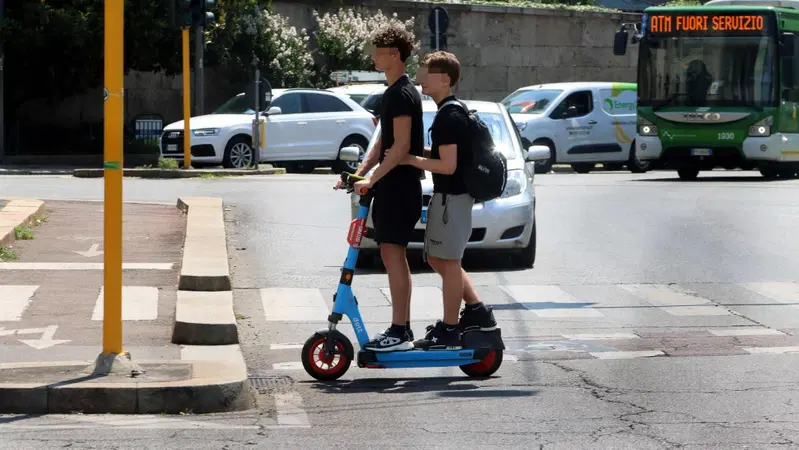 Roma, metà dei monopattini circolanti sono irregolari