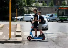 Roma, metà dei monopattini circolanti sono irregolari