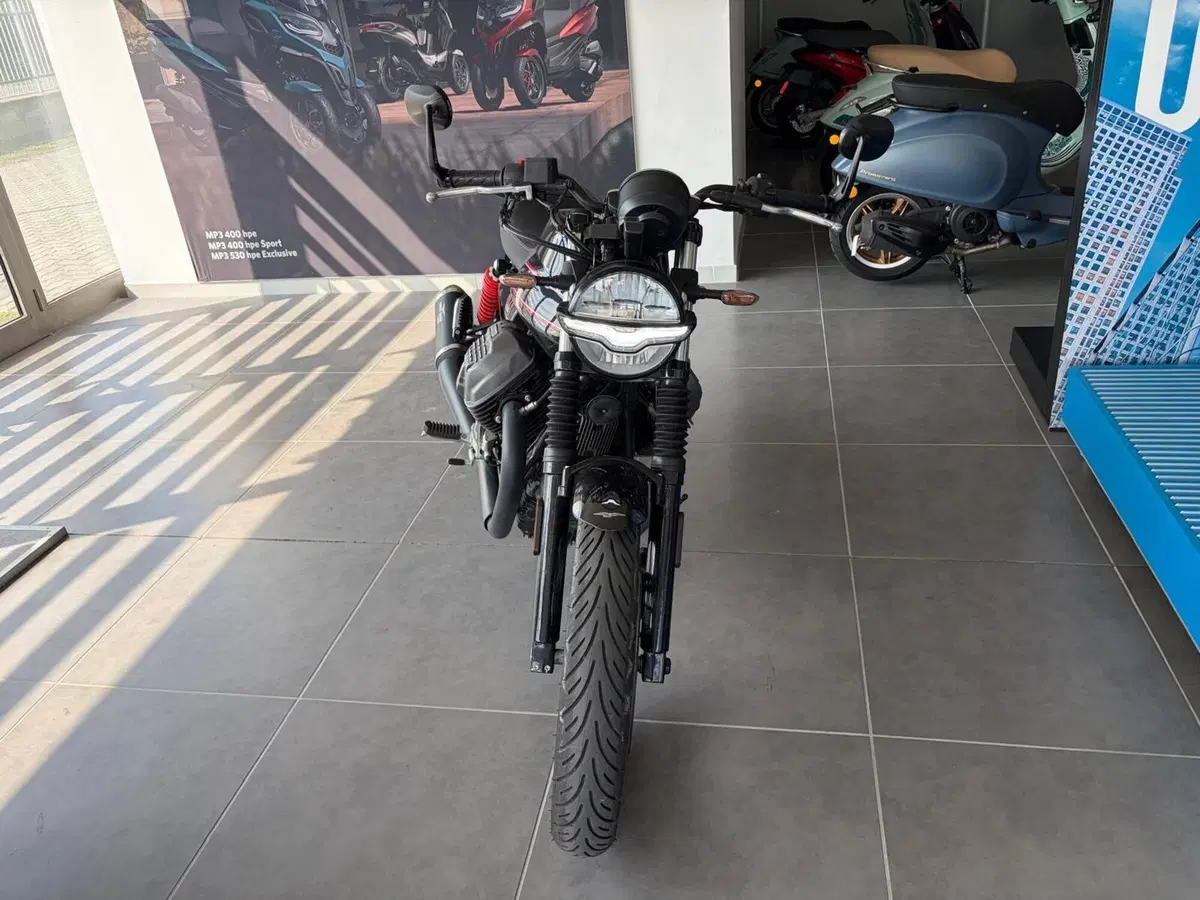 Moto Guzzi V7 Stone Special Edition (2022 - 25) (2)