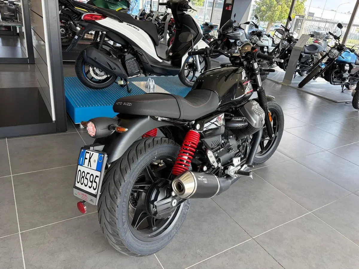 Moto Guzzi V7 Stone Special Edition (2022 - 25) (5)