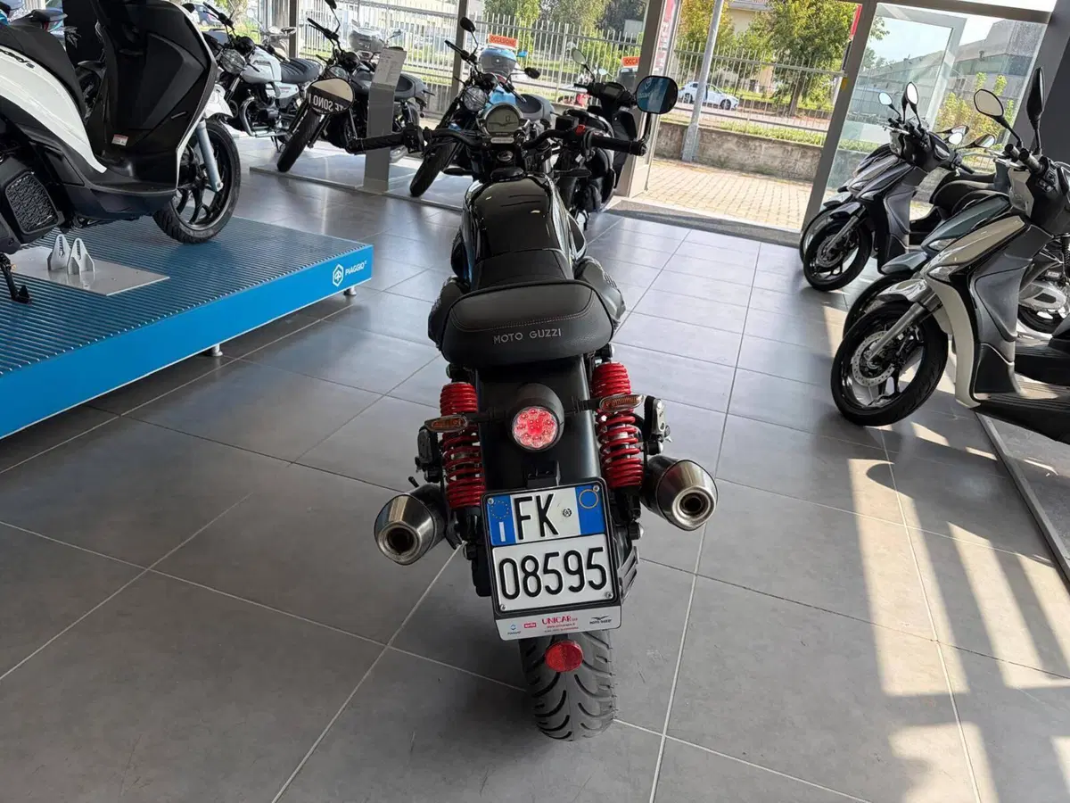 Moto Guzzi V7 Stone Special Edition (2022 - 25) (6)