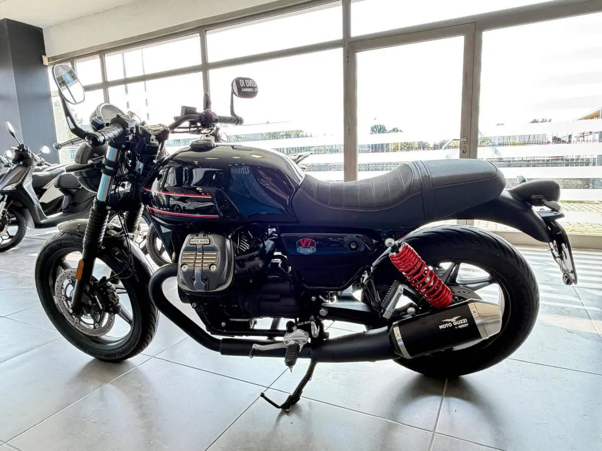 Moto Guzzi V7 Stone Special Edition (2022 - 25) (8)