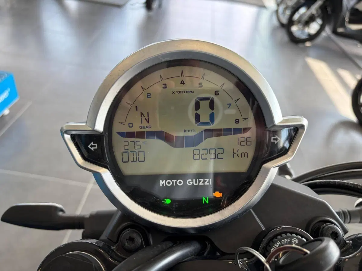 Moto Guzzi V7 Stone Special Edition (2022 - 25) (9)