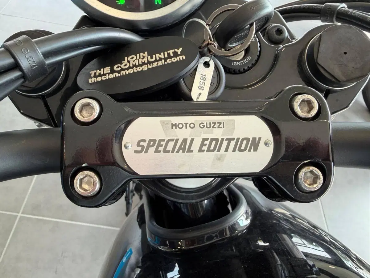 Moto Guzzi V7 Stone Special Edition (2022 - 25) (10)