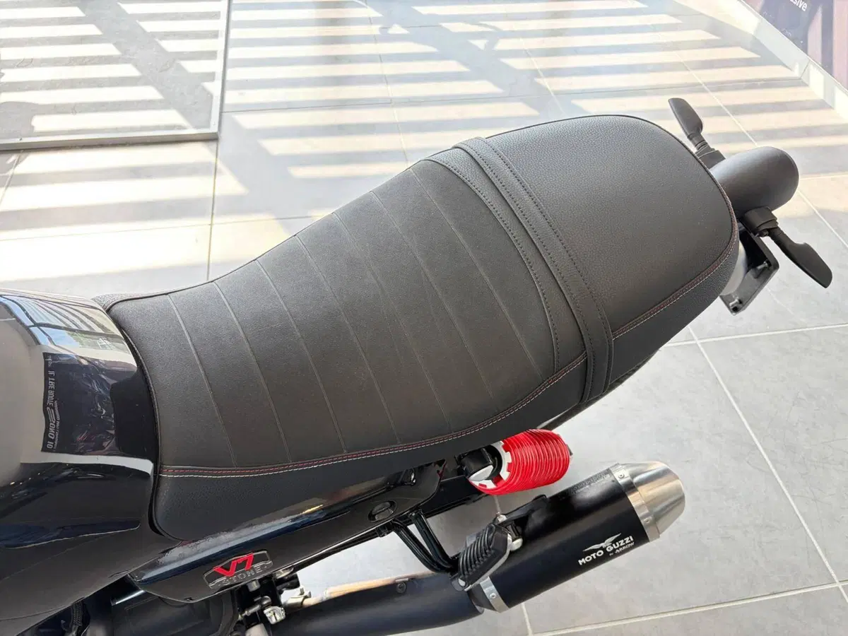 Moto Guzzi V7 Stone Special Edition (2022 - 25) (11)