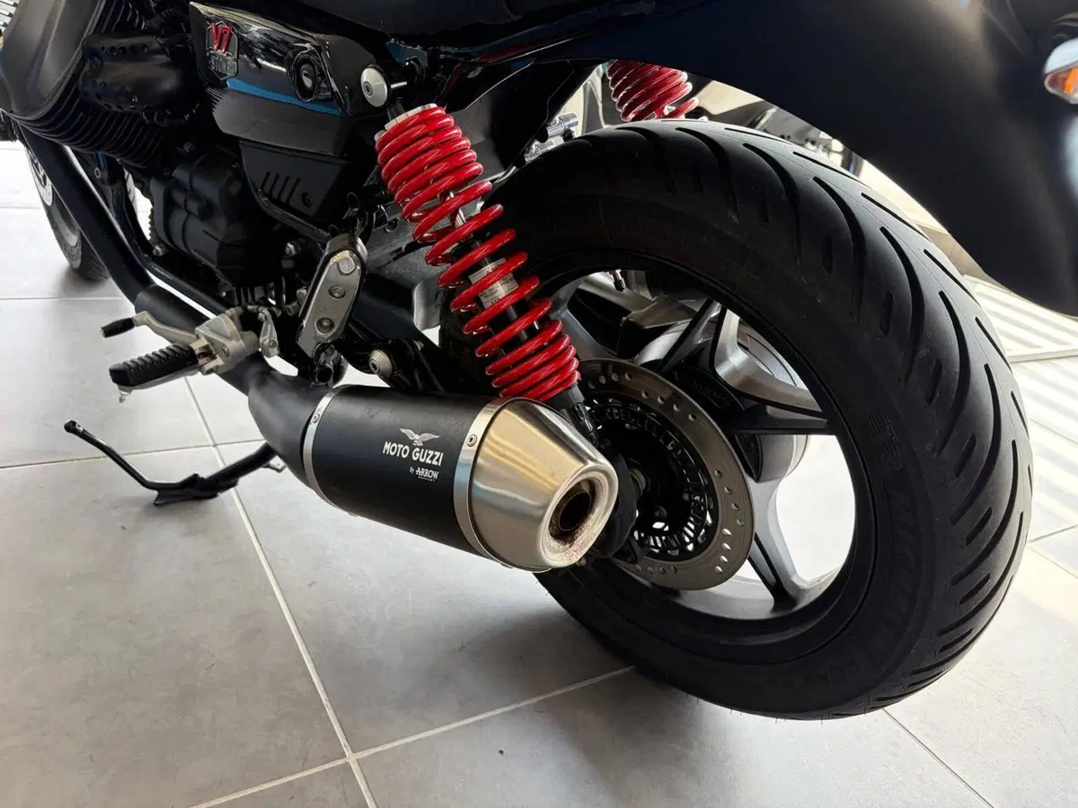 Moto Guzzi V7 Stone Special Edition (2022 - 25) (12)