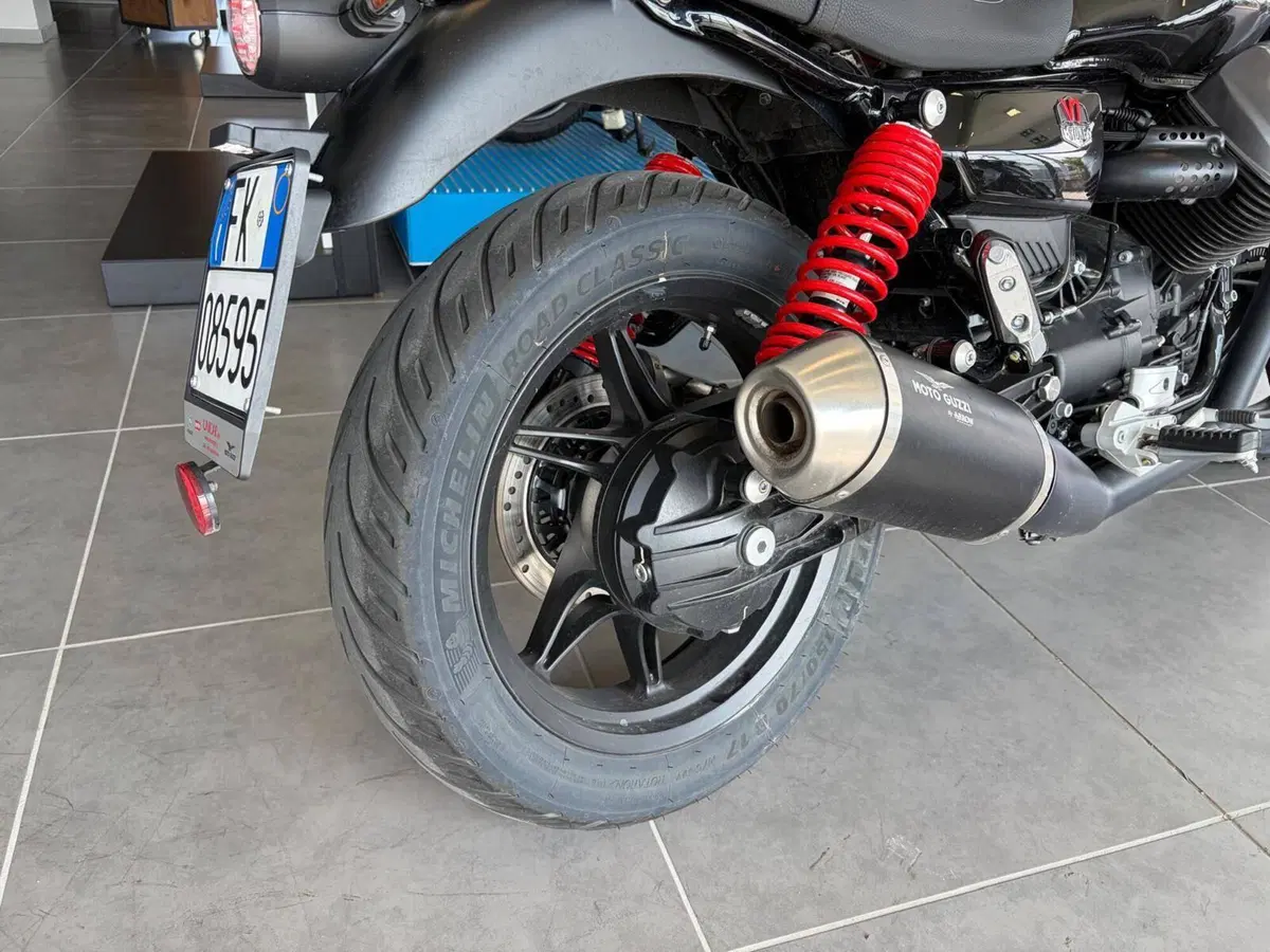 Moto Guzzi V7 Stone Special Edition (2022 - 25) (13)