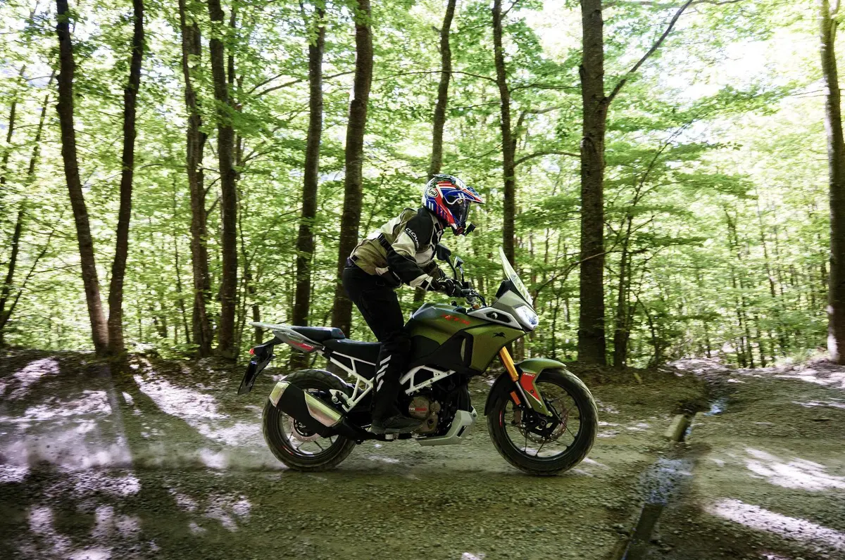 TVS RTX 300 TEST: i pregi e i difetti della nuova adventure monocilindrica [VIDEO E GALLERY]