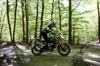 TVS RTX 300 TEST: i pregi e i difetti della nuova adventure monocilindrica [VIDEO E GALLERY]