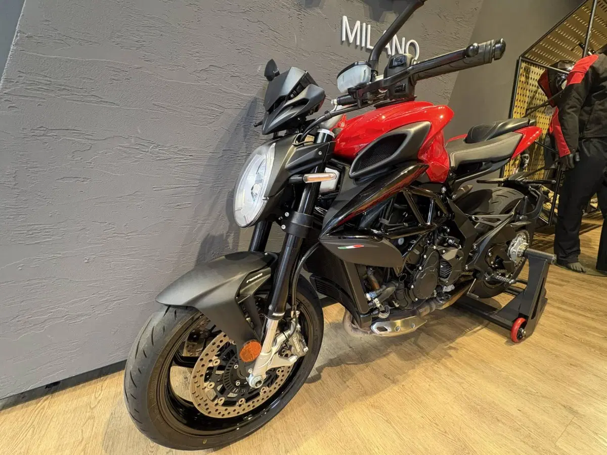 MV Agusta Brutale 800 R (2023 - 25) (3)