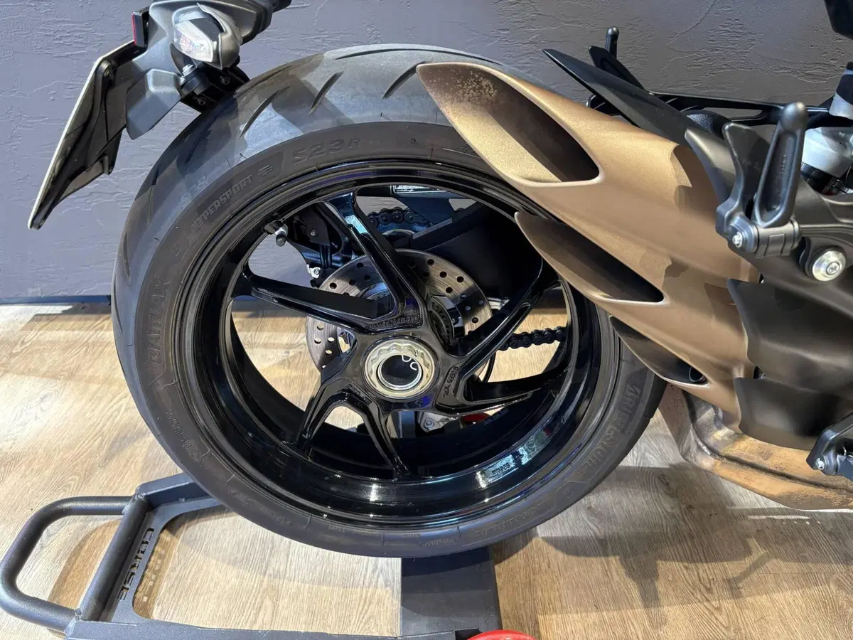 MV Agusta Brutale 800 R (2023 - 25) (9)