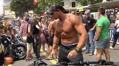 Truffe con le Harley-Davidson, richiesto il carcere per il biker del meme 'può accompagnare solo'