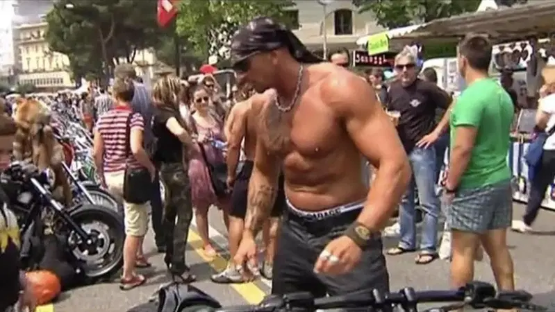 Truffe con le Harley-Davidson, richiesto il carcere per il biker del meme 'può accompagnare solo'