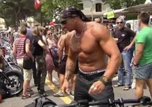 Truffe con le Harley-Davidson, richiesto il carcere per il biker del meme può accompagnare solo