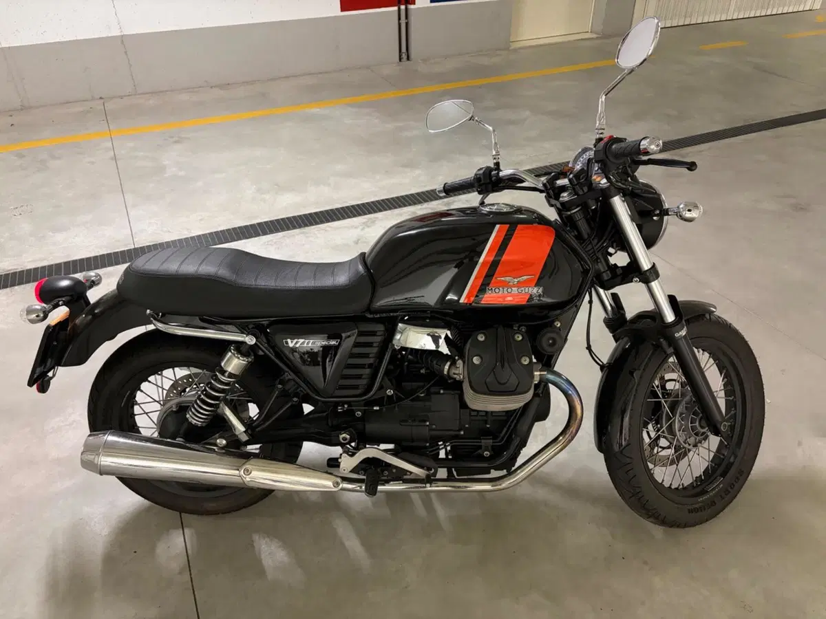 Moto Guzzi V7 II Special (2015 - 17) (2)