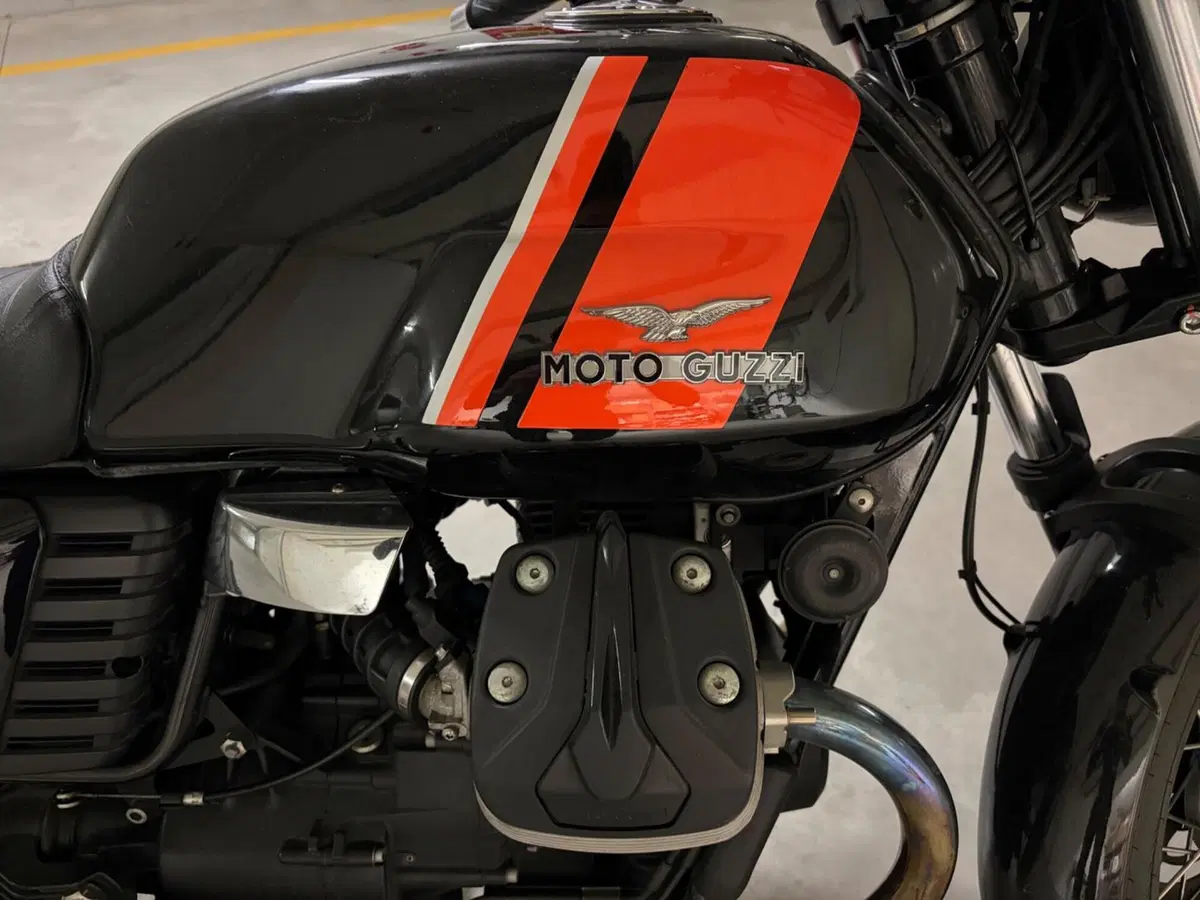 Moto Guzzi V7 II Special (2015 - 17) (3)