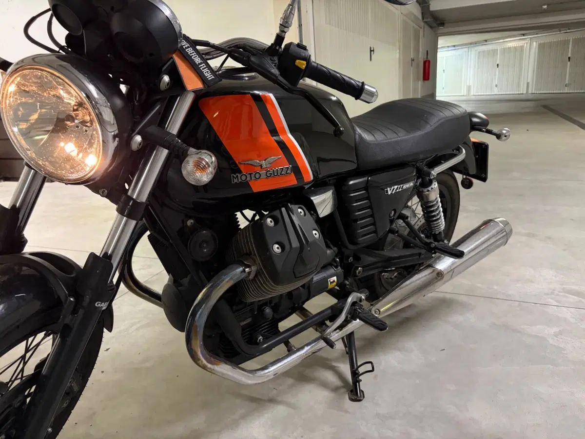Moto Guzzi V7 II Special (2015 - 17) (4)