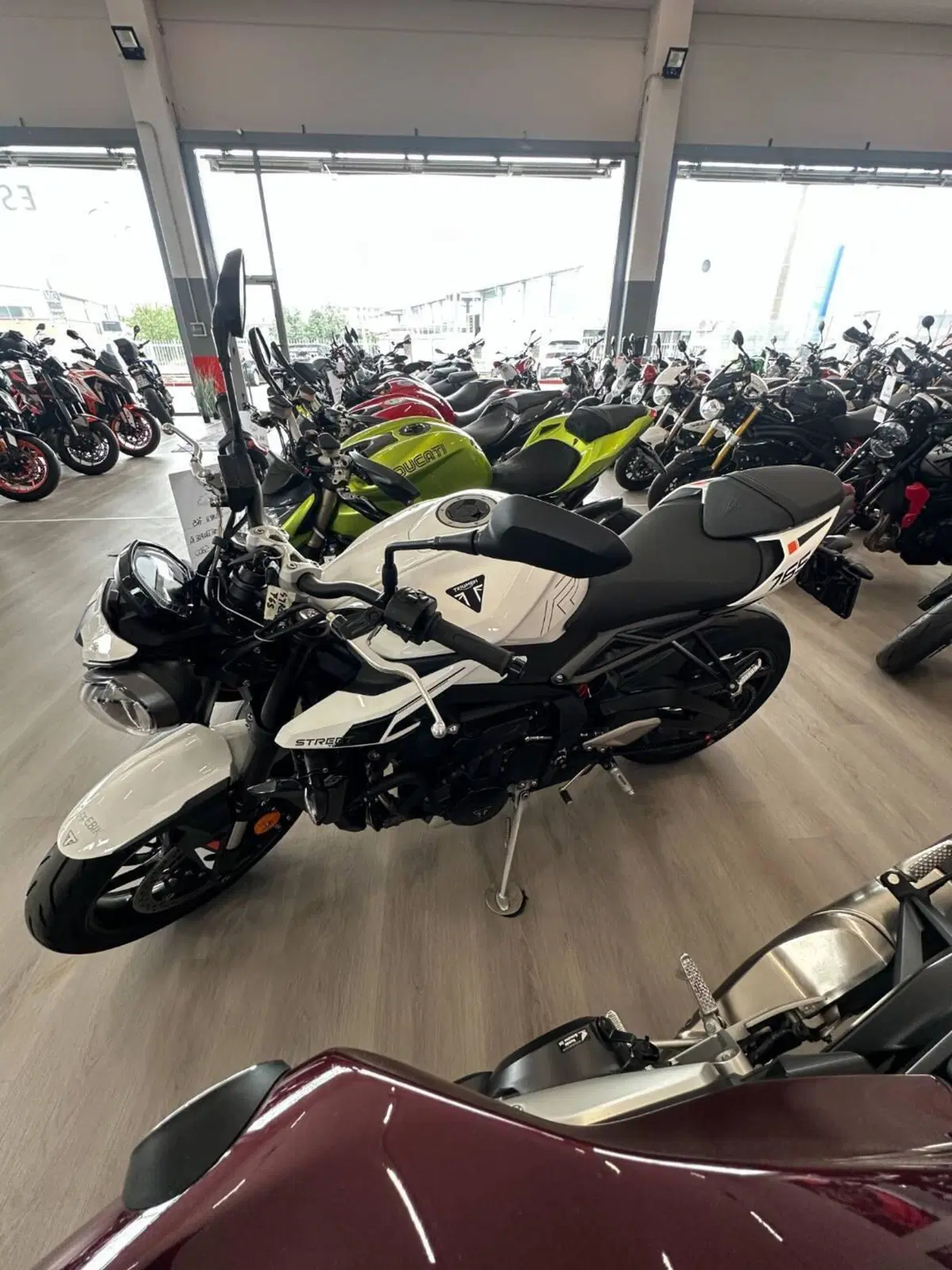 Triumph Street Triple 765 R (2023 - 26) (2)