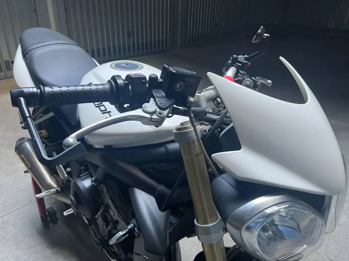 Triumph Street Triple (2007 - 12) (8)