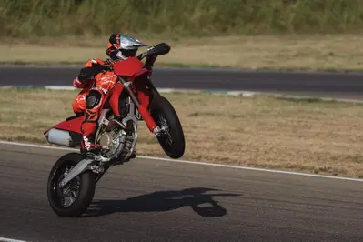 Desmo450 SM: svelati i CV e i dati tecnici della prima Ducati supermotard [VIDEO E GALLERY]