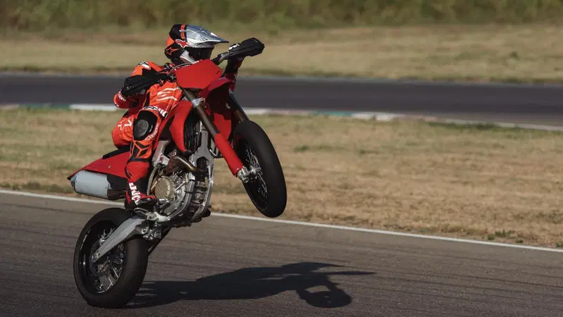 Desmo450 SM: svelati i CV e i dati tecnici della prima Ducati supermotard [VIDEO E GALLERY]