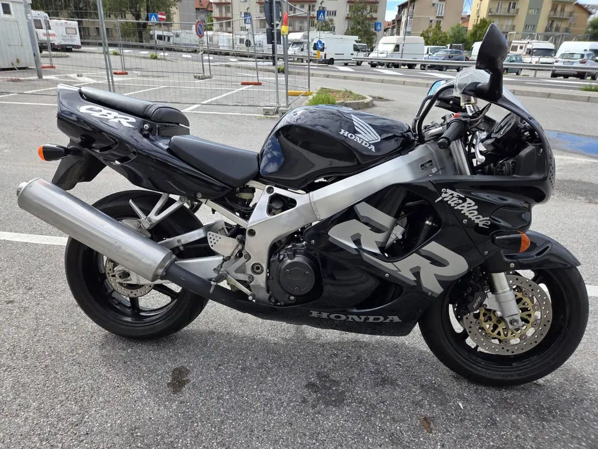 Honda CBR 900 RR FIREBLADE (4)