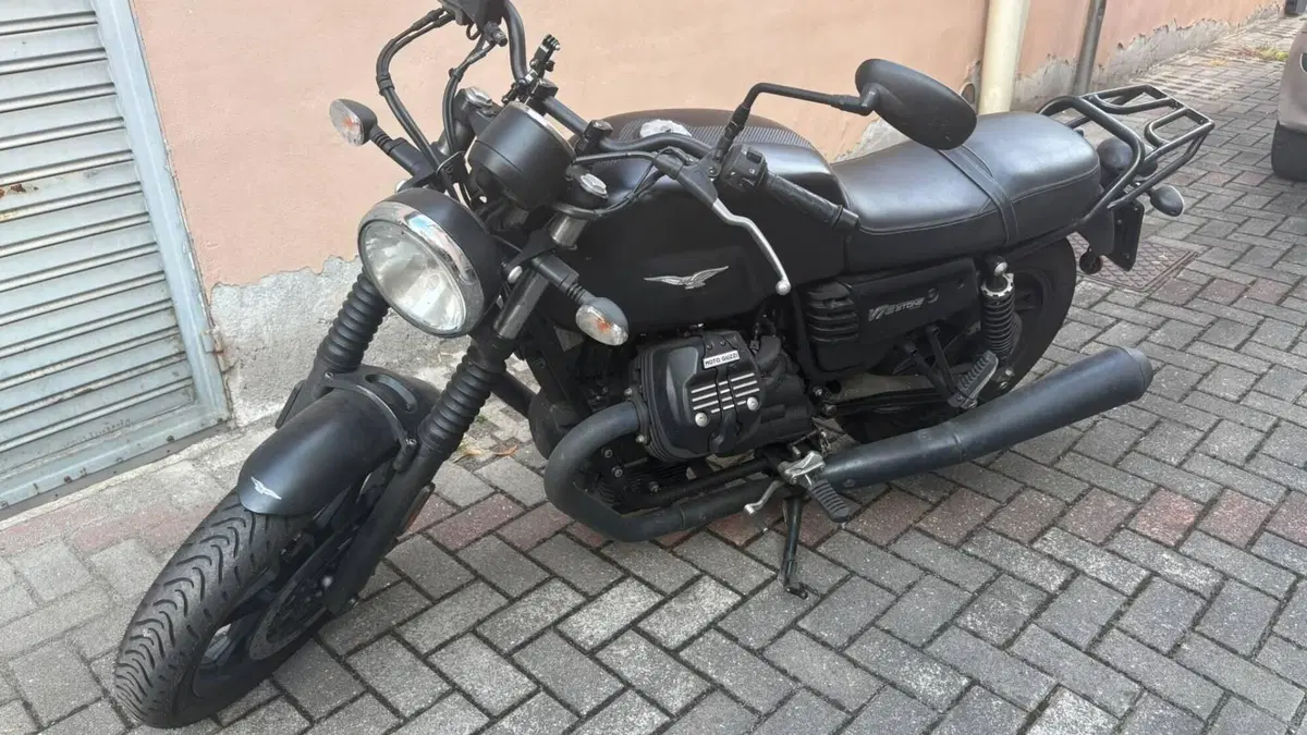 Moto Guzzi V7 III Stone (2017 - 20) (4)