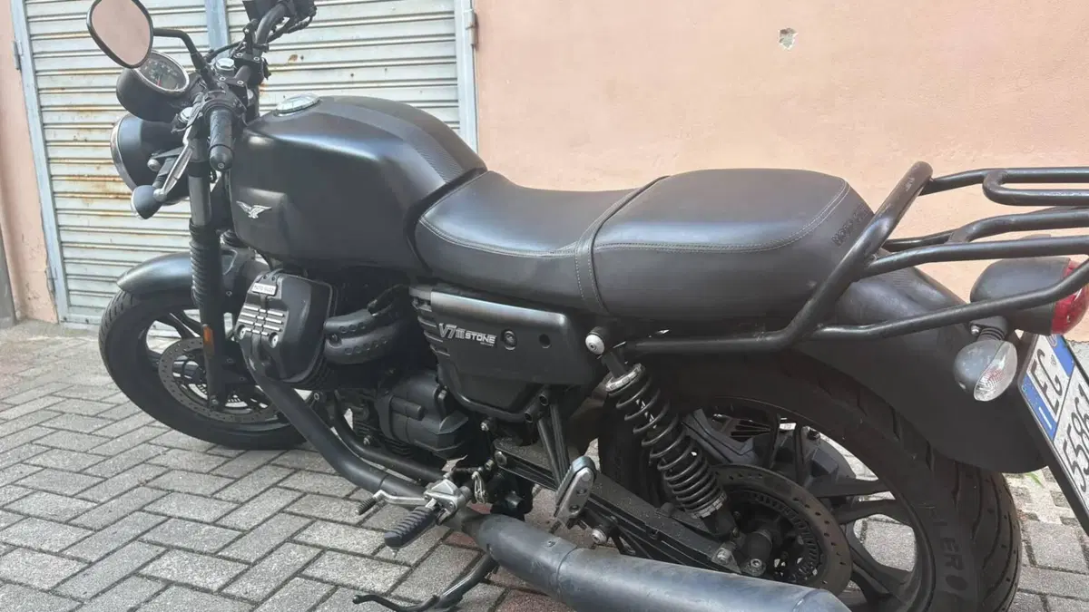 Moto Guzzi V7 III Stone (2017 - 20) (3)