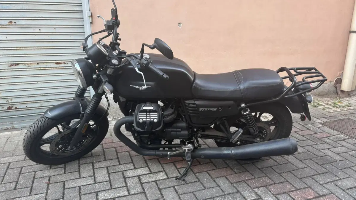Moto Guzzi V7 III Stone (2017 - 20) (2)