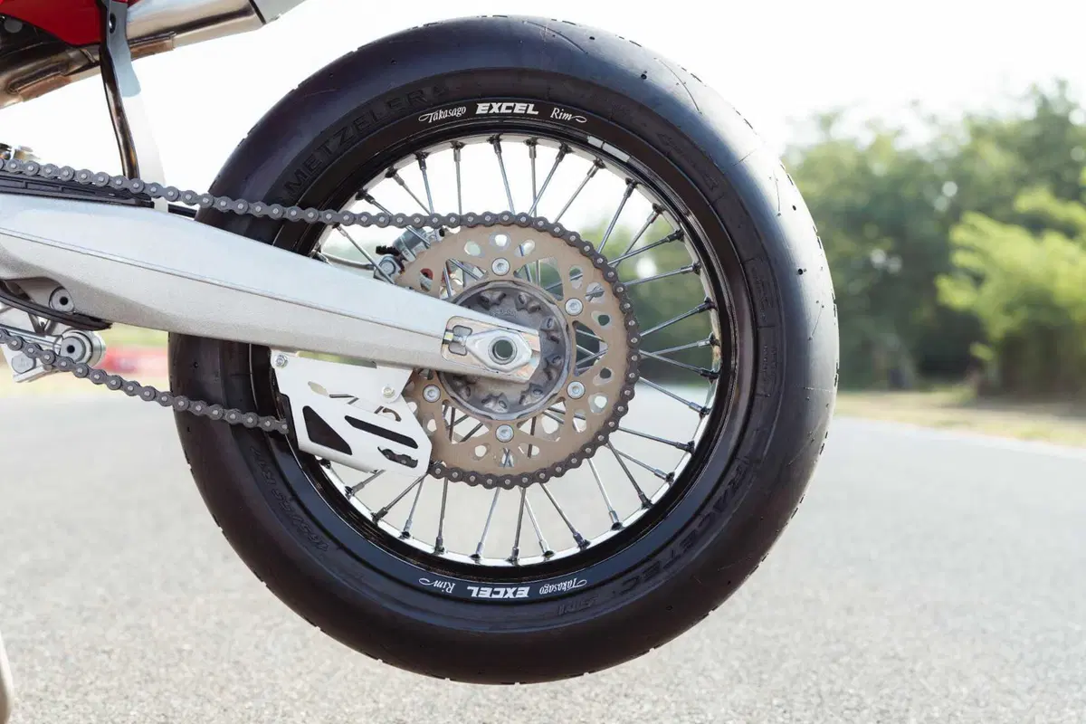 Desmo450 SM: svelati i CV e i dati tecnici della prima Ducati supermotard [VIDEO E GALLERY] (3)