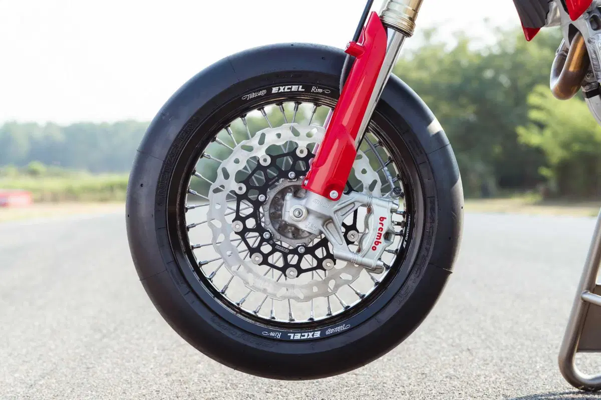 Desmo450 SM: svelati i CV e i dati tecnici della prima Ducati supermotard [VIDEO E GALLERY] (4)